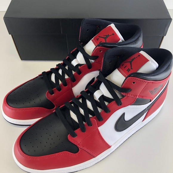 Nike Air Jordan 1 Retro MID Chicago Toe MENS 554724-069 Red White Black - Picture 2 of 12